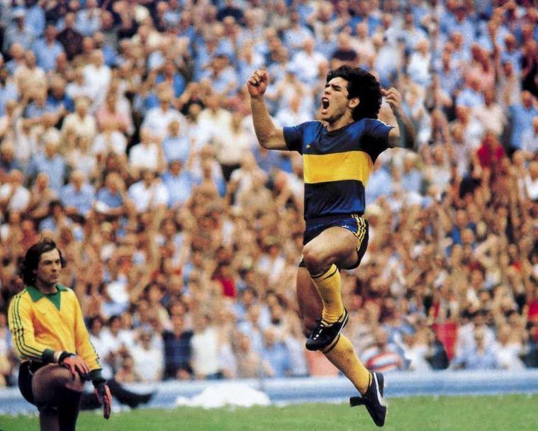 1 posto - Boca Junior 1981.La maglia pi bella della storia del calcio  quella dello storico club di Buenos Aires. Qui l&#39;esultanza del Pibe de oro, Diego Armando Maradona, con la maglia gialloblu.